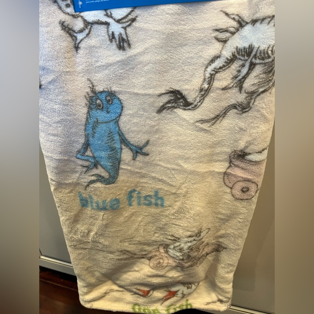 Dr. Seuss One Fish Two Fish Red Fish Blue Fish Throw Blanket - Picture 4 of 4